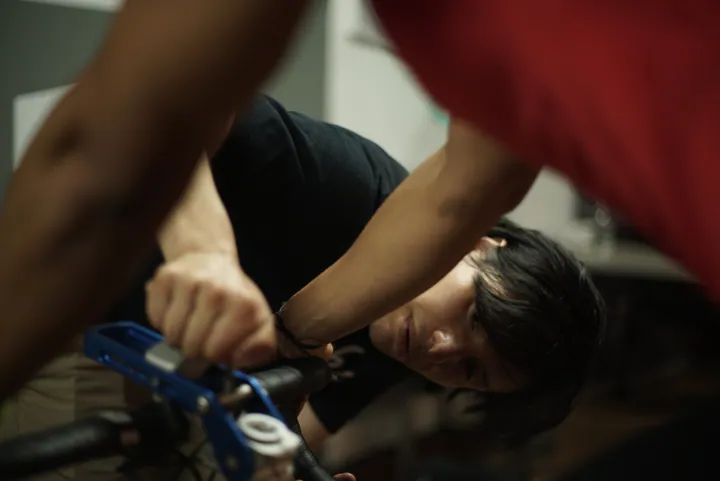 Profesional ajustando el cockpit de la bicicleta durante un BIKEFIT