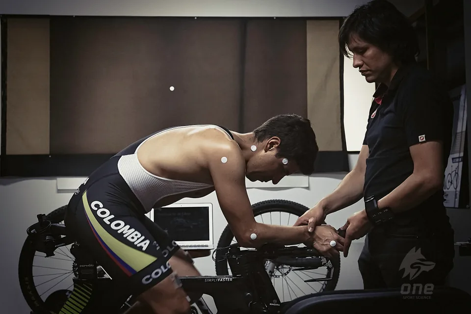 Ciclista con marcadores sobre la bicicleta durante la evaluación en el laboratorio ONE