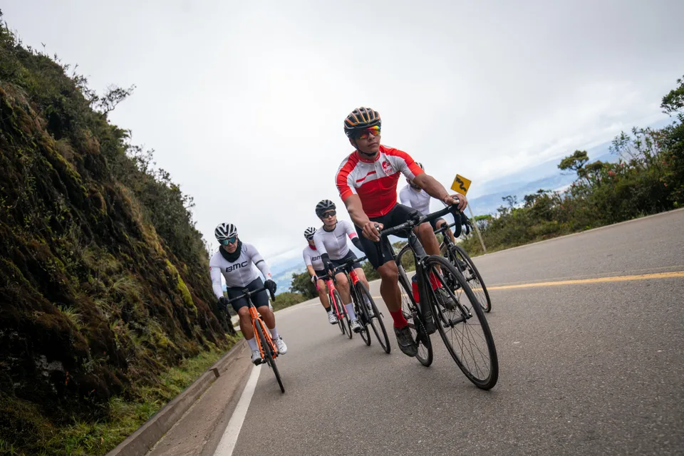 Grupo de ciclistas subiendo un puerto con plan de entrenamiento ONE